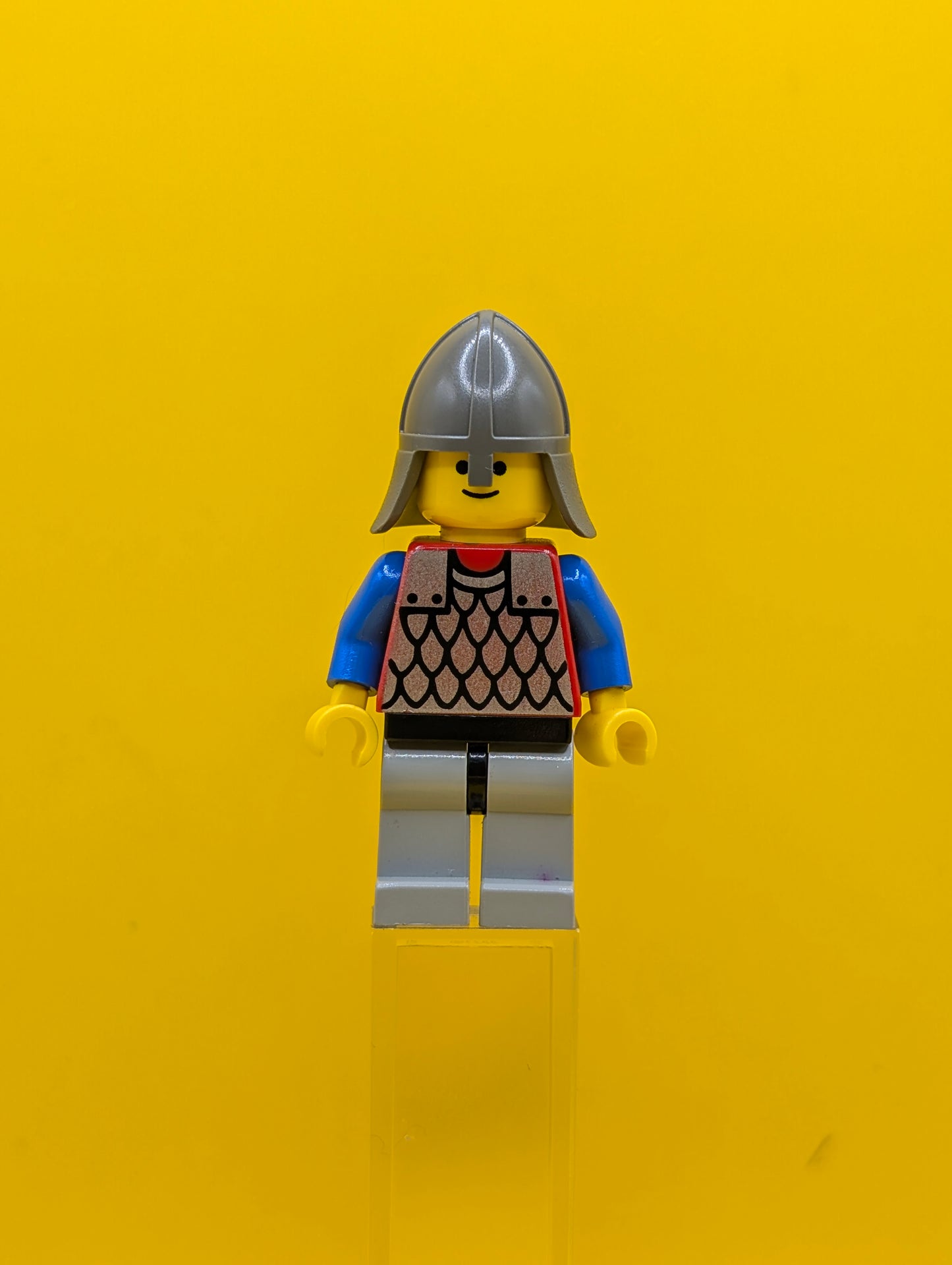 Scale Mail cas160 Red with Blue Arms, Light Gray Legs with Black Hips, Dark Gray Neck-Protector Castle Lego Minifigure
