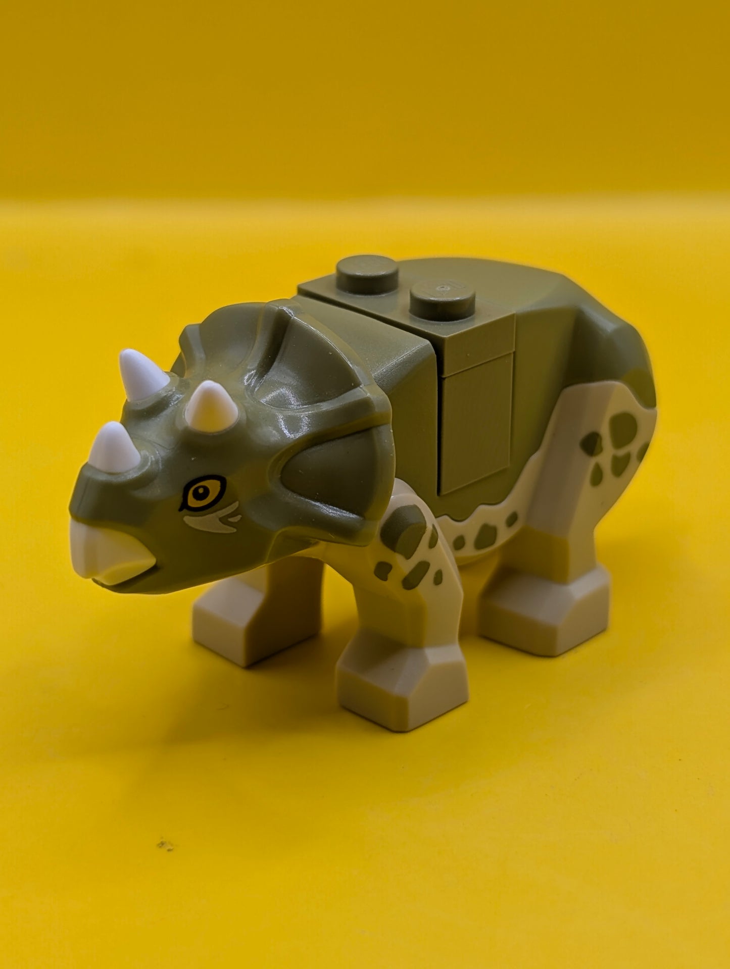 Dinosaur Triceratops Baby tricera05 with Olive Green Top with White Horns and Beak Pattern with Brick and Plate Jurassic World Lego Minifigure