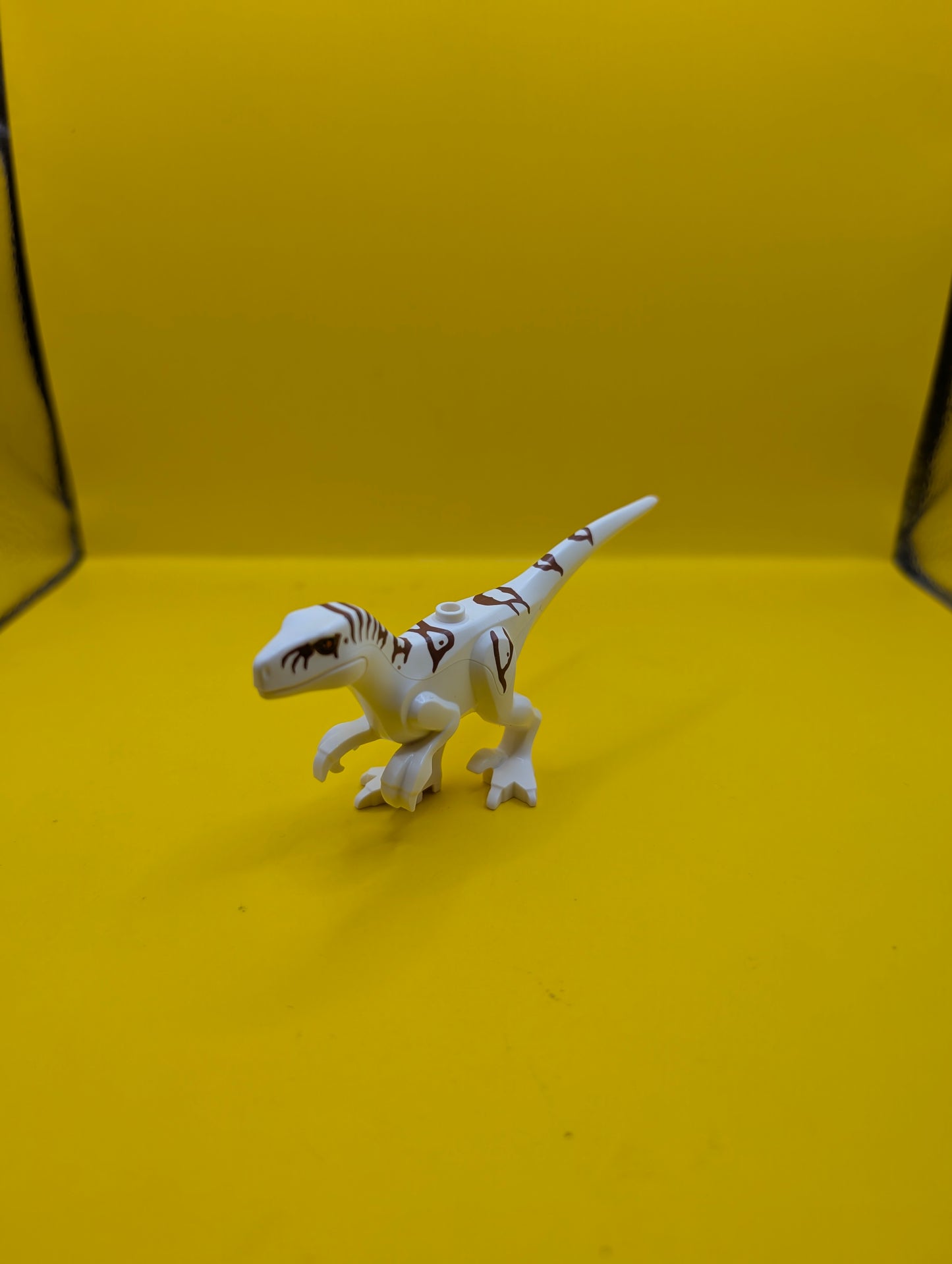 Dinosaur Atrociraptor atrocira02 with Reddish Brown Markings and Red Eyes Jurassic World Lego Minifigure