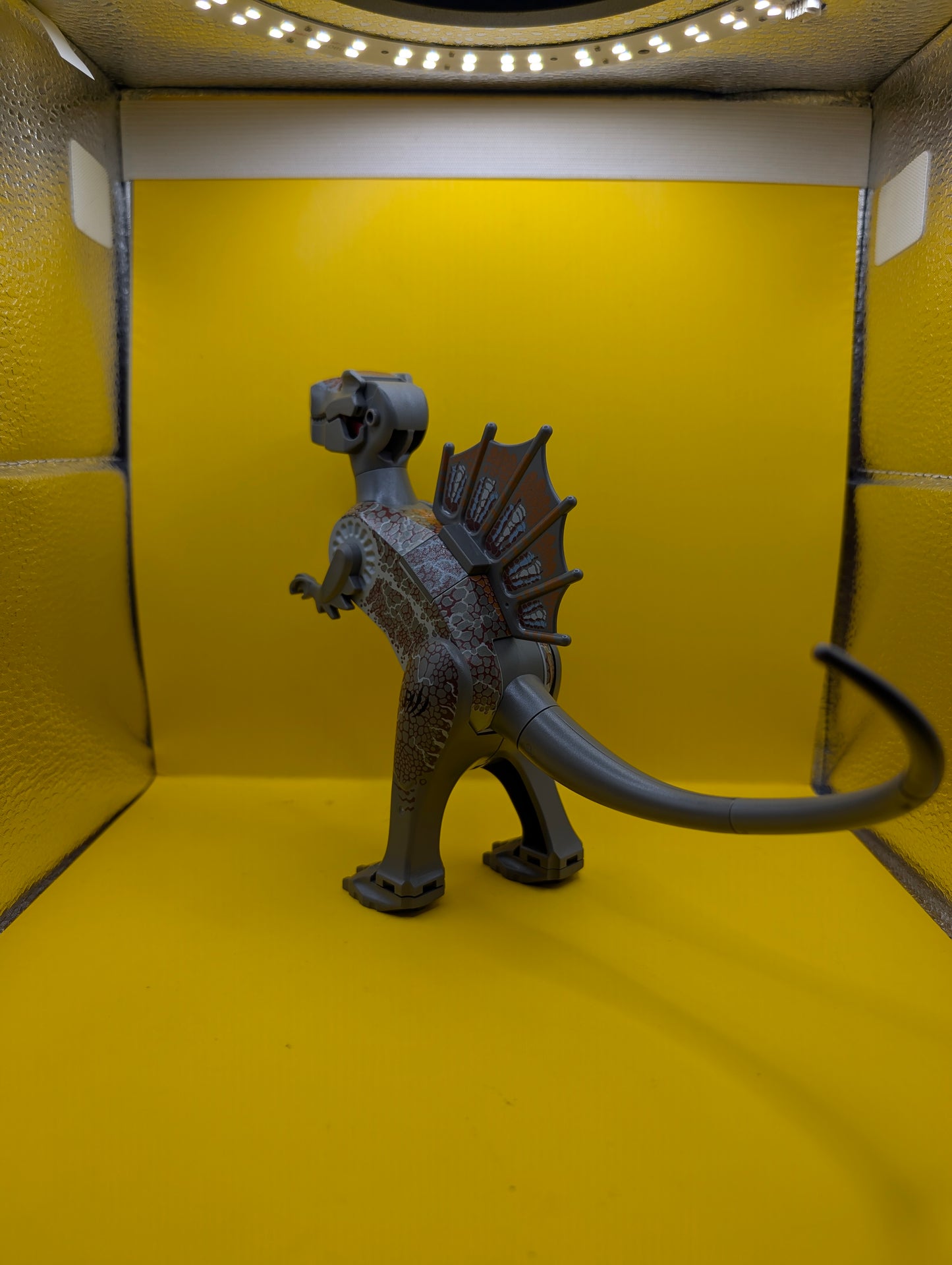 Dinosaur Spinosaurus spino01 with Dark Gray and Dark Red Scales Jurassic Park Lego Minifigure