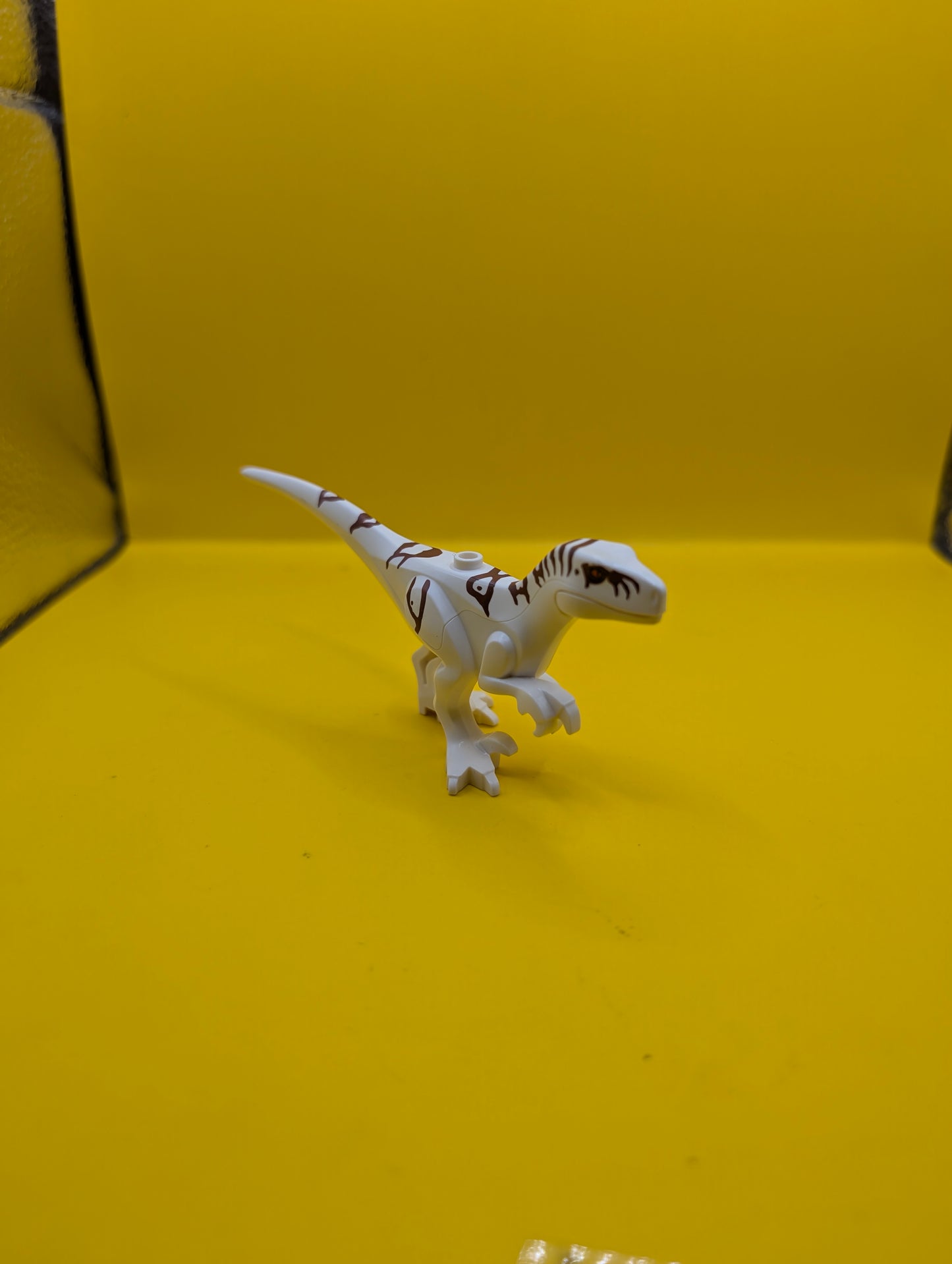 Dinosaur Atrociraptor atrocira02 with Reddish Brown Markings and Red Eyes Jurassic World Lego Minifigure