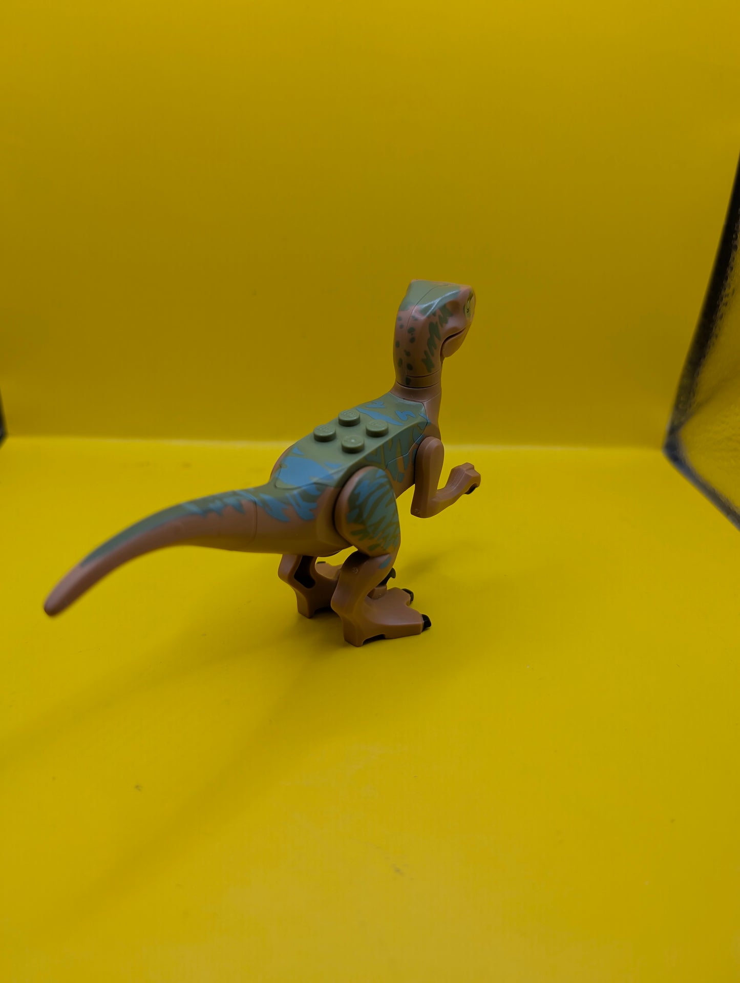 Dinosaur Raptor raptor05 Velociraptor with Olive Green Back and Sand Green Markings Jurassic World Lego Minifigure